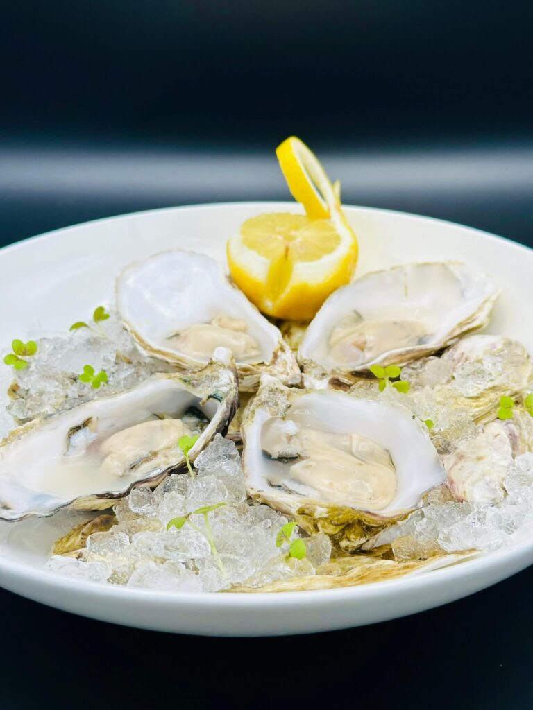 Frische Austern auf Eis serviert in der Gourmet-Küche von Michelin Restaurant KARRisma