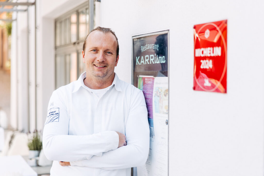 Sternekoch Julian Karr vor sein Michelin Restaurant KARRisma auf der Lindau Insel ( Bodensee)